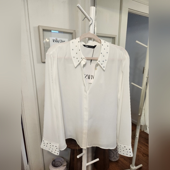 Chic White Button-Up Blouse - Picture 1 of 8